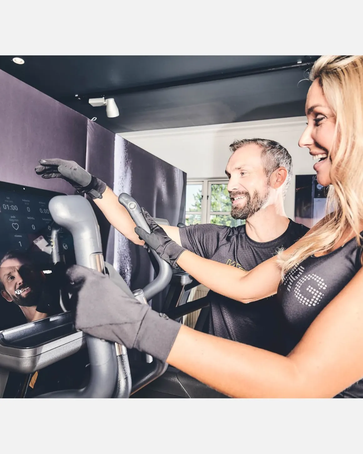 BESKYTTENDE FITNESS- OG SHOPPINGHANDSKE DAME